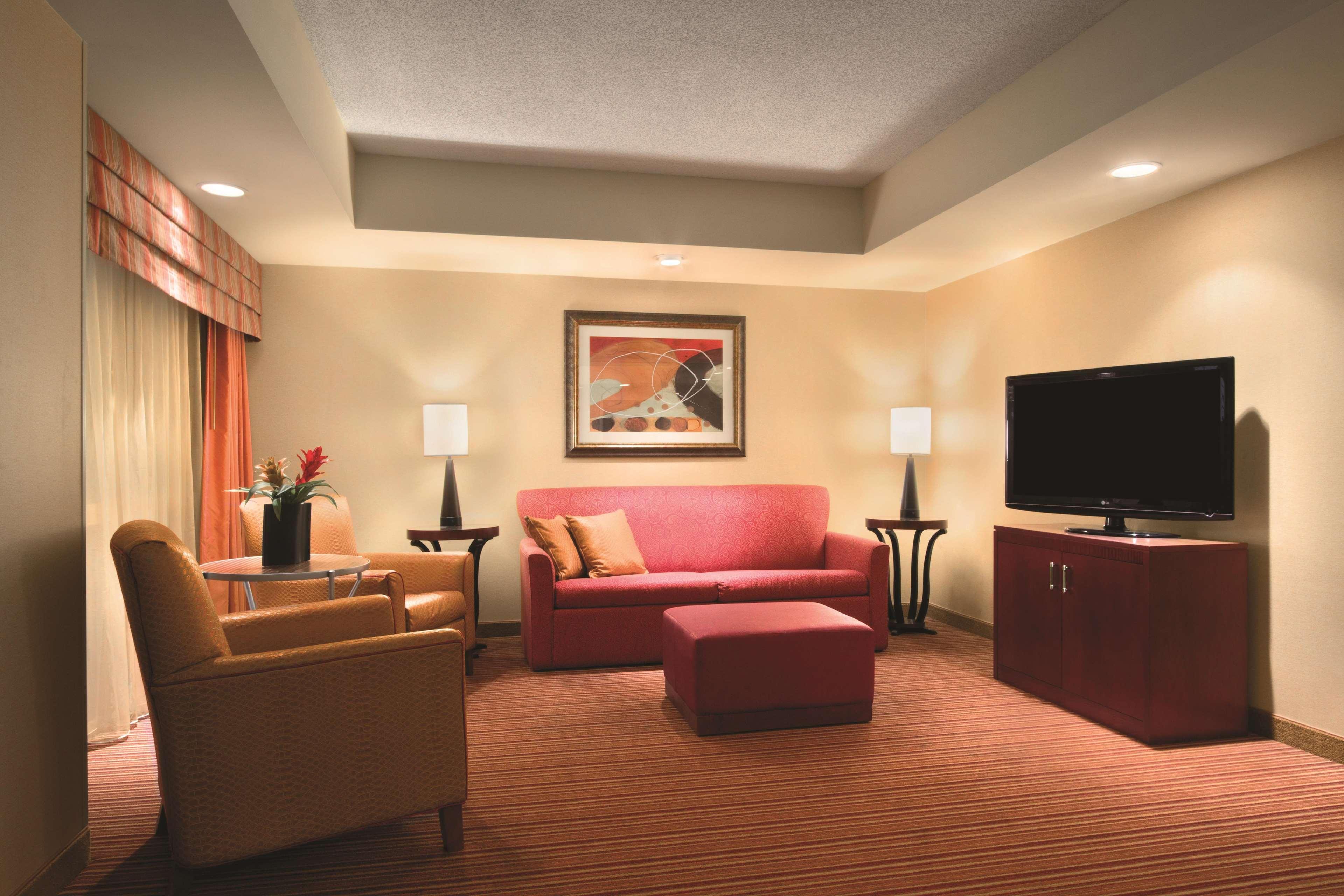 Embassy Suites By Hilton Norman Hotel & Conference Center Стая снимка
