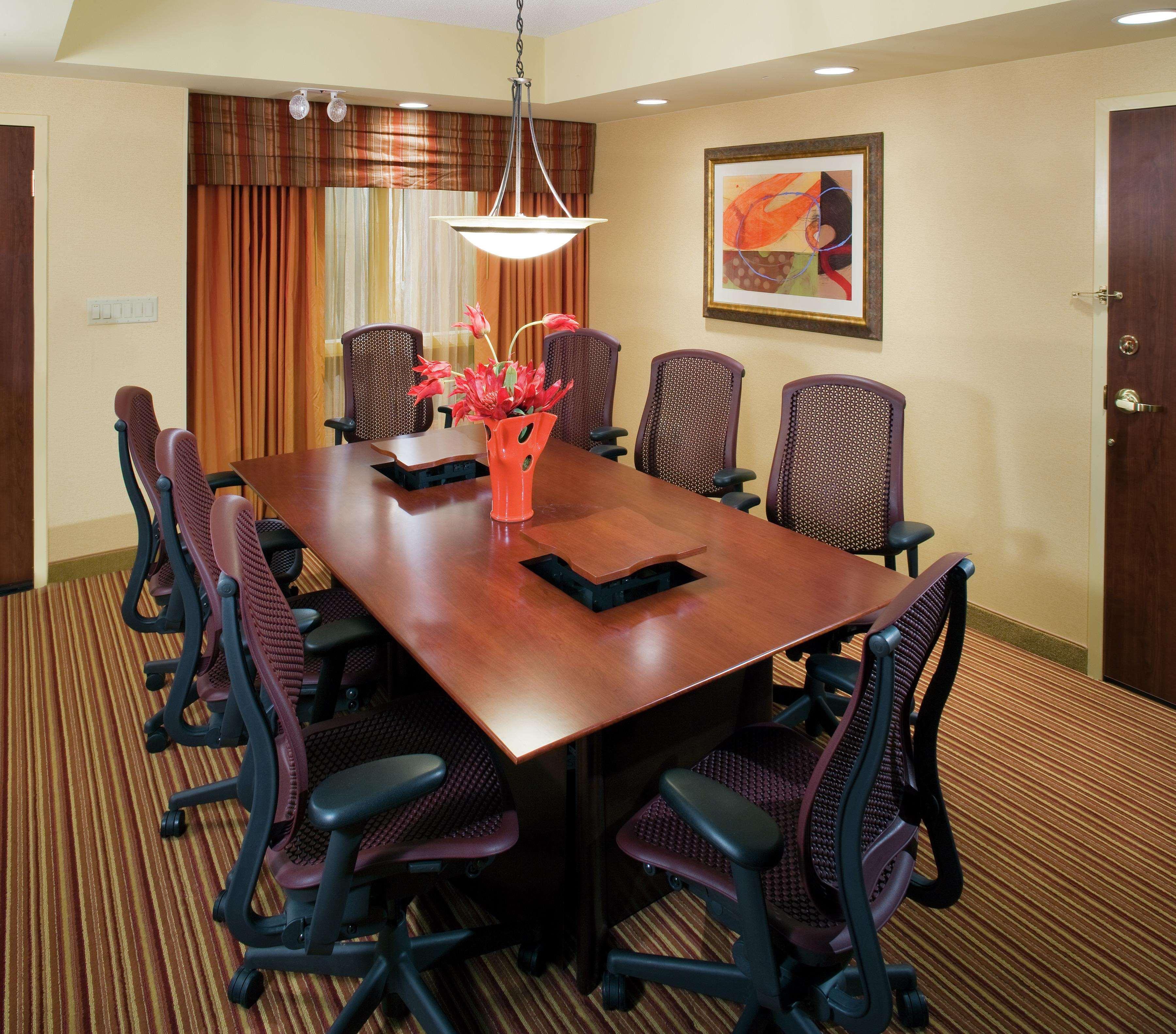 Embassy Suites By Hilton Norman Hotel & Conference Center Бизнес снимка