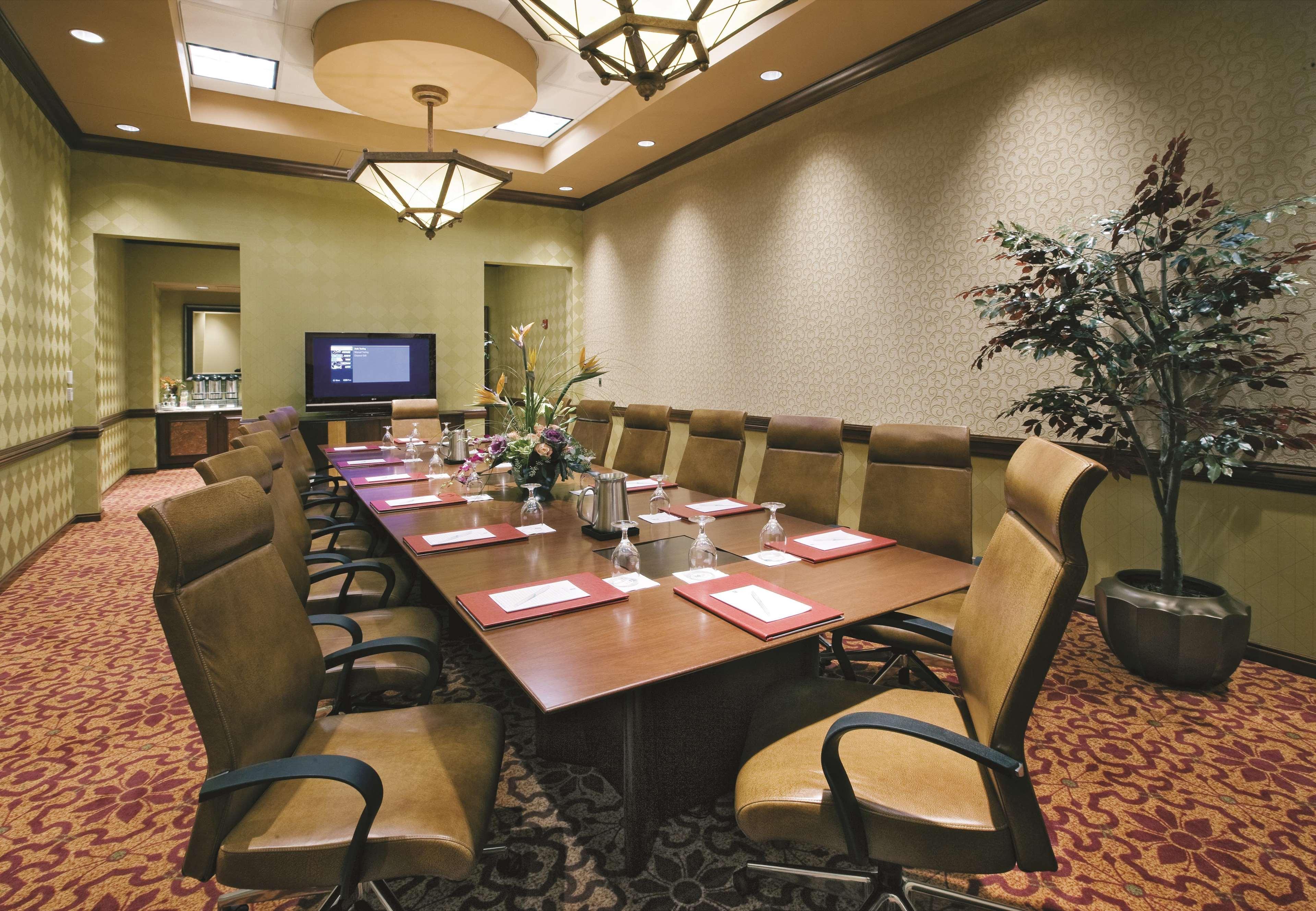 Embassy Suites By Hilton Norman Hotel & Conference Center Екстериор снимка