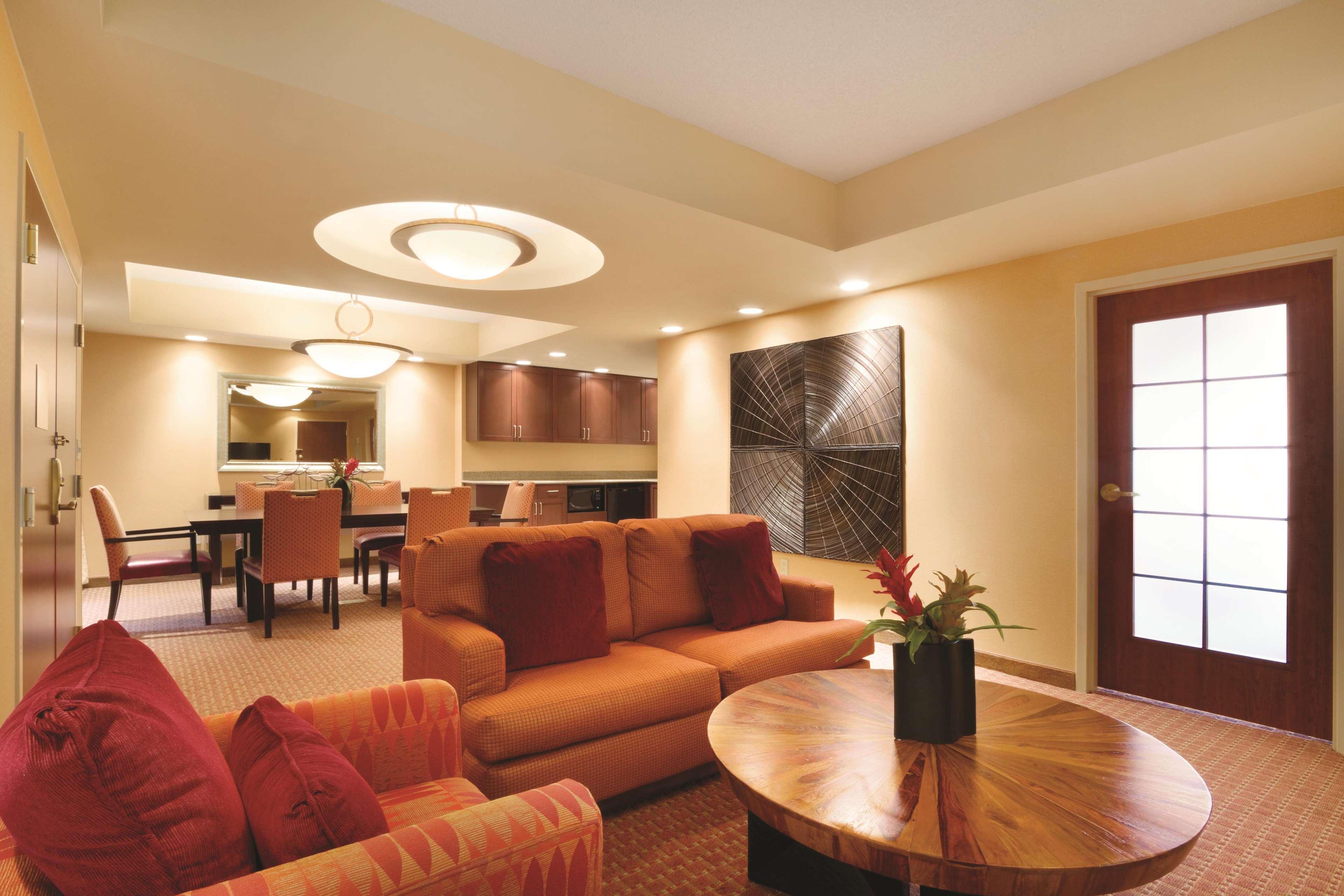 Embassy Suites By Hilton Norman Hotel & Conference Center Стая снимка