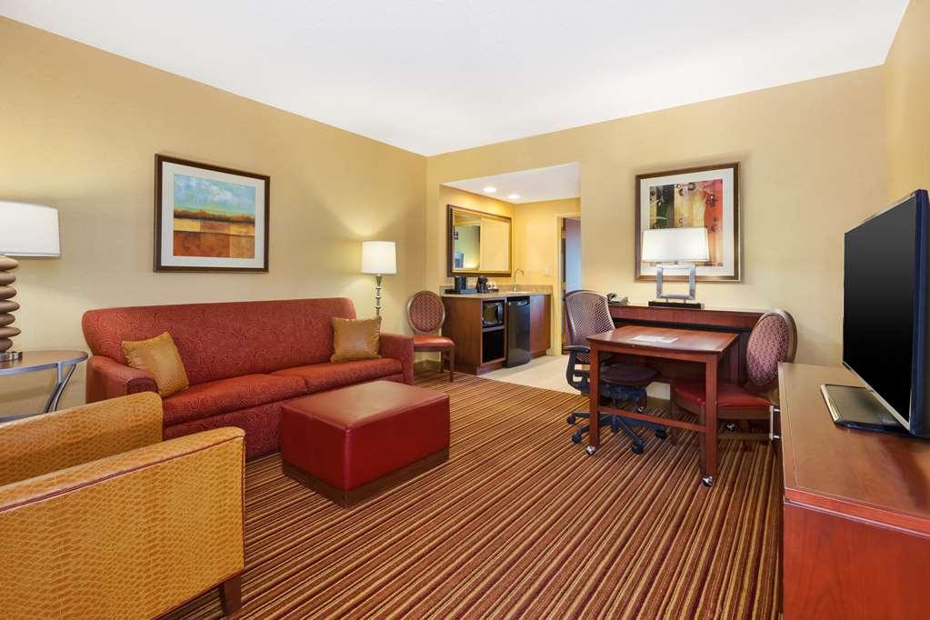 Embassy Suites By Hilton Norman Hotel & Conference Center Стая снимка