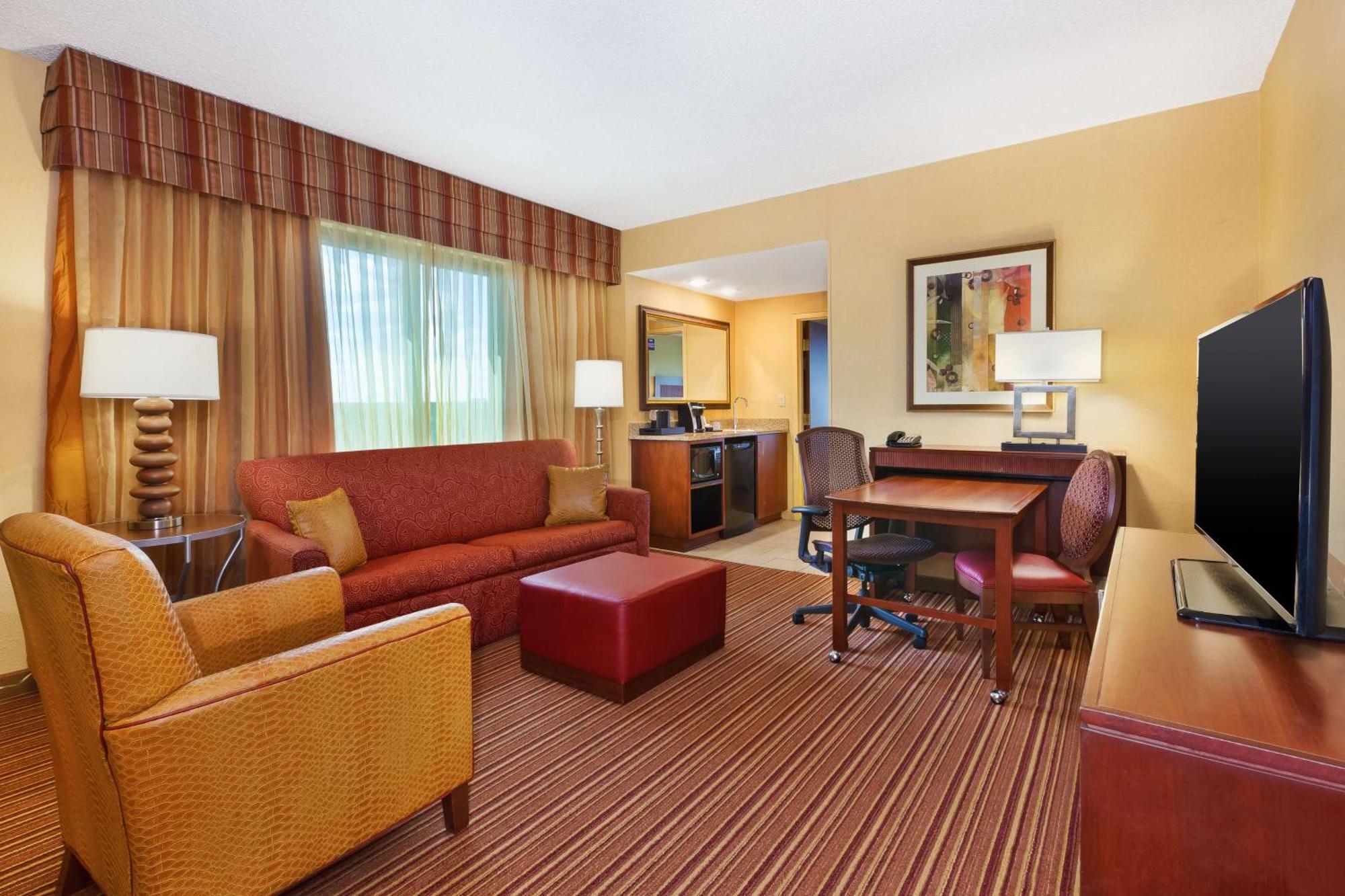 Embassy Suites By Hilton Norman Hotel & Conference Center Екстериор снимка